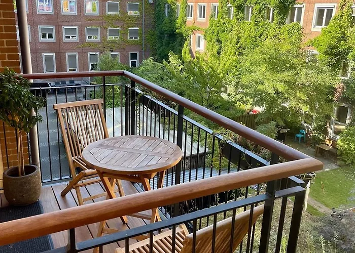 Stunning Authentic Renovated I Near Lakes & Metro Lägenhet *
