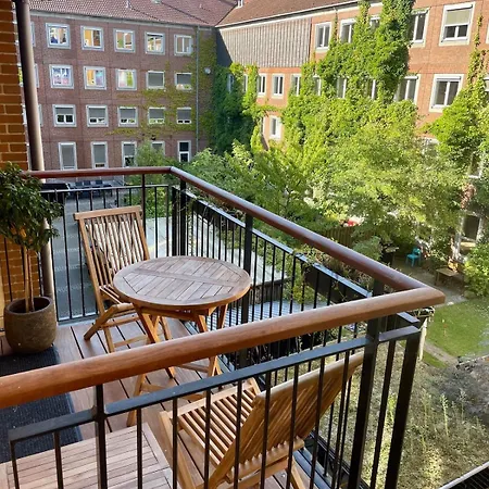 Stunning Authentic Renovated I Near Lakes & Metro Апартаменты *
